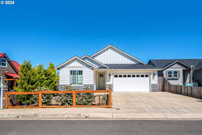 photo 1: 426 HILLEGAS AVE, Creswell OR 97426