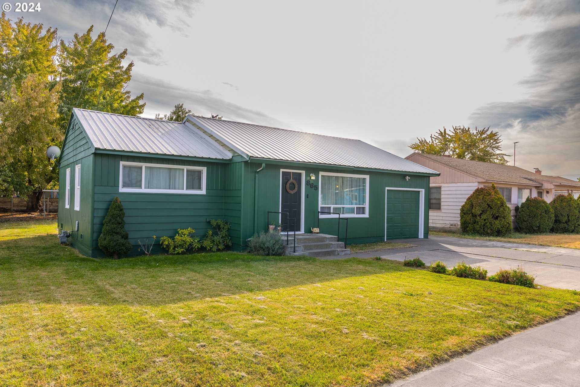 photo 1: 865 W ORCHARD AVE, Hermiston OR 97838