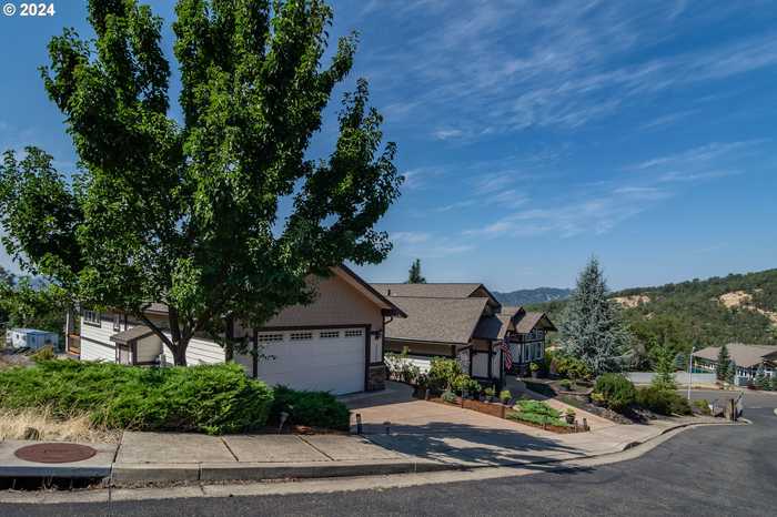 photo 1: 1556 NE KENNEDY LOOP DR, Roseburg OR 97470