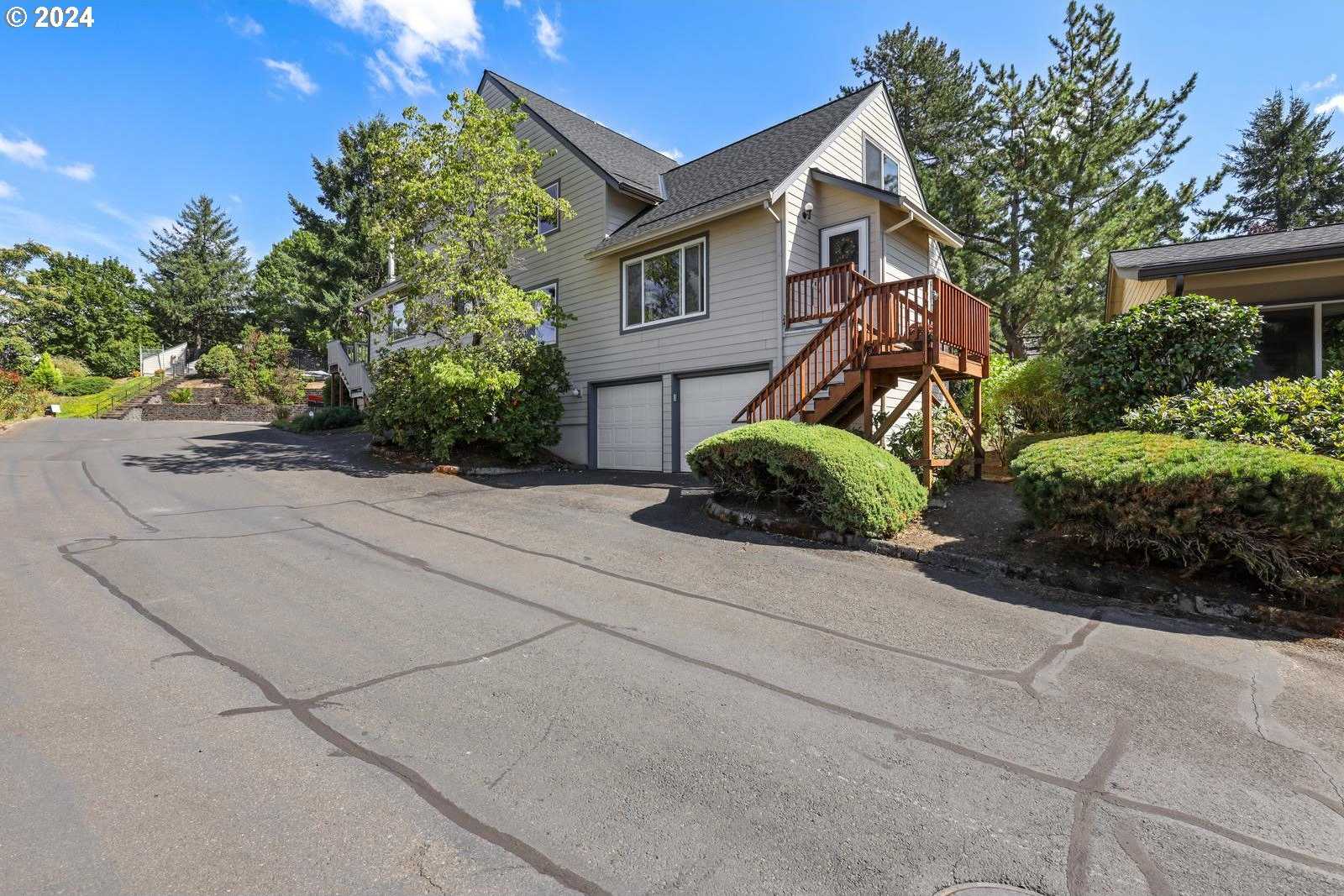 photo 2: 371 NE VILLAGE SQUIRE AVE, Gresham OR 97030