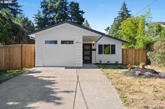 photo 1: 4916 NE ALBERTA CT, Portland OR 97218