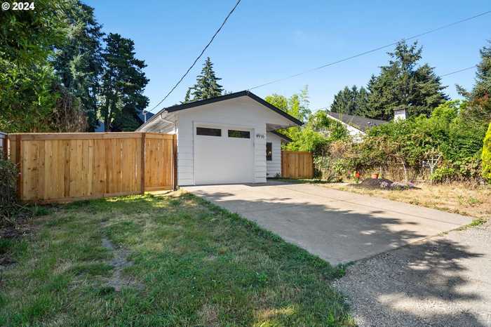 photo 2: 4916 NE ALBERTA CT, Portland OR 97218