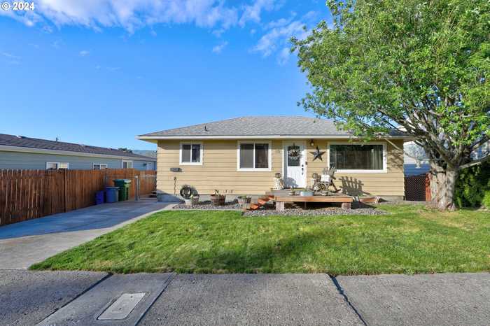 photo 1: 419 W 14TH ST, The Dalles OR 97058
