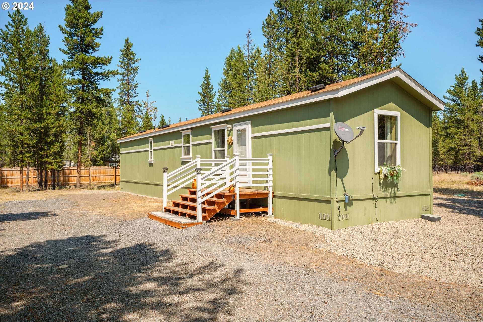 photo 2: 10215 SPLIT RAIL RD, La Pine OR 97739