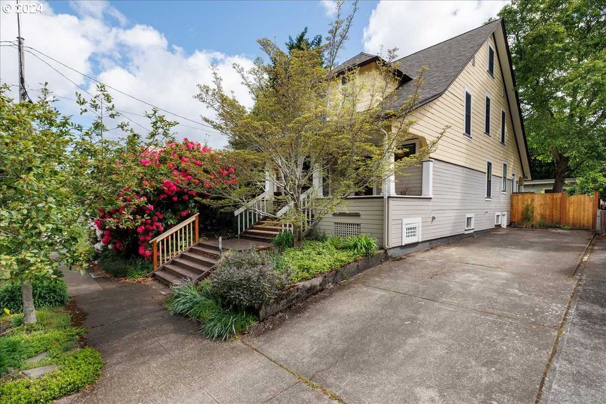 photo 1: 6444 N OMAHA AVE, Portland OR 97217