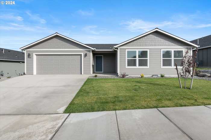 photo 1: 1237 SE 9th ST, Hermiston OR 97838