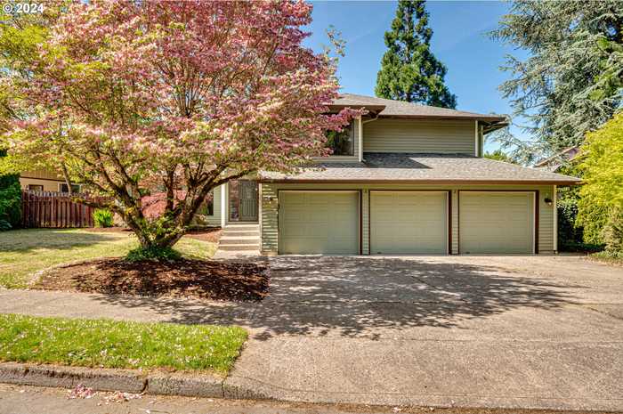 photo 1: 12204 NW 10TH AVE, Vancouver WA 98685