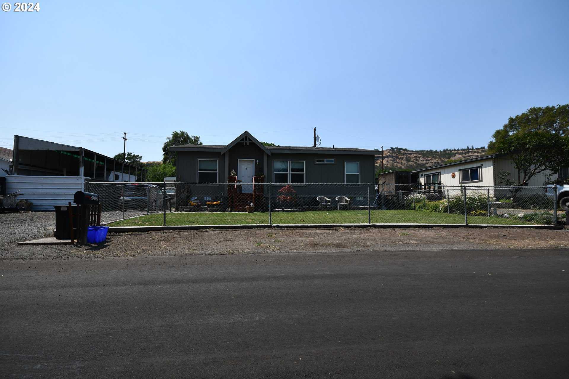 photo 2: 2012 W 8TH ST, The Dalles OR 97058