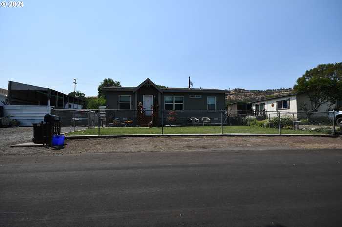 photo 2: 2012 W 8TH ST, The Dalles OR 97058