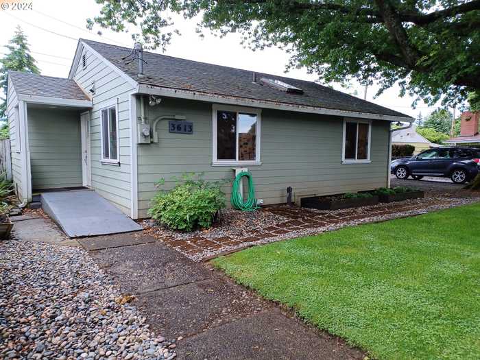 photo 2: 3613 E MCLOUGHLIN BLVD, Vancouver WA 98661