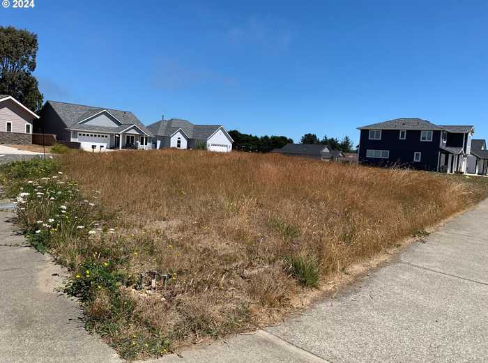 photo 1: 843 SPYGLASS DR, Bandon OR 97411