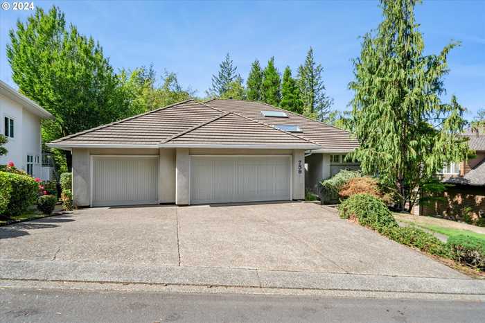 photo 2: 759 SW REGENCY PL, Portland OR 97225