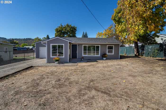 photo 1: 220 NE PATTERSON ST, Roseburg OR 97470