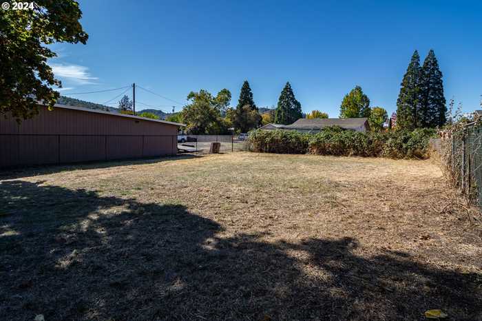 photo 34: 220 NE PATTERSON ST, Roseburg OR 97470