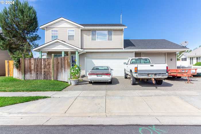 photo 1: 115 NE 12TH ST, Hermiston OR 97838