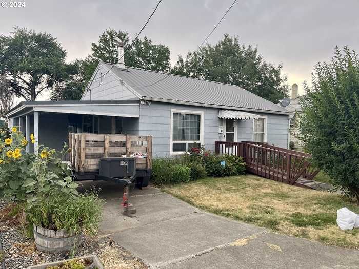 photo 2: 37 SE 11TH ST, Pendleton OR 97801