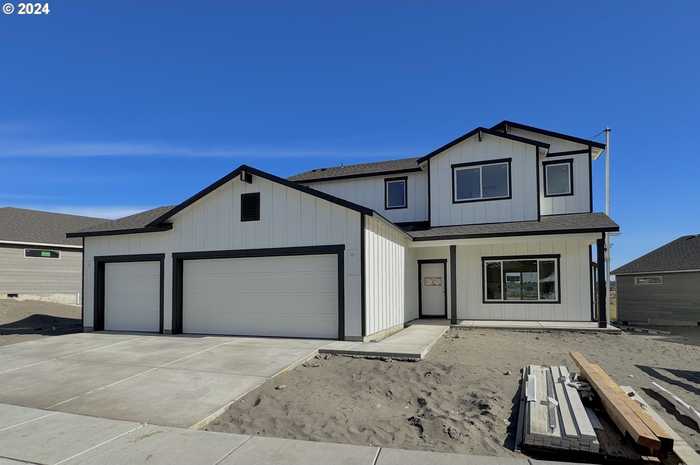 photo 1: 1686 NE 8th PL, Hermiston OR 97838