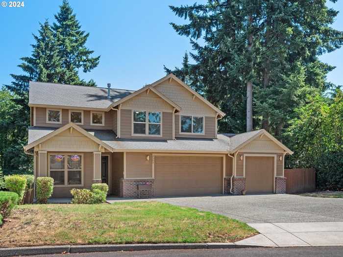 photo 2: 2209 NE VILLAGE GREEN DR, Vancouver WA 98684