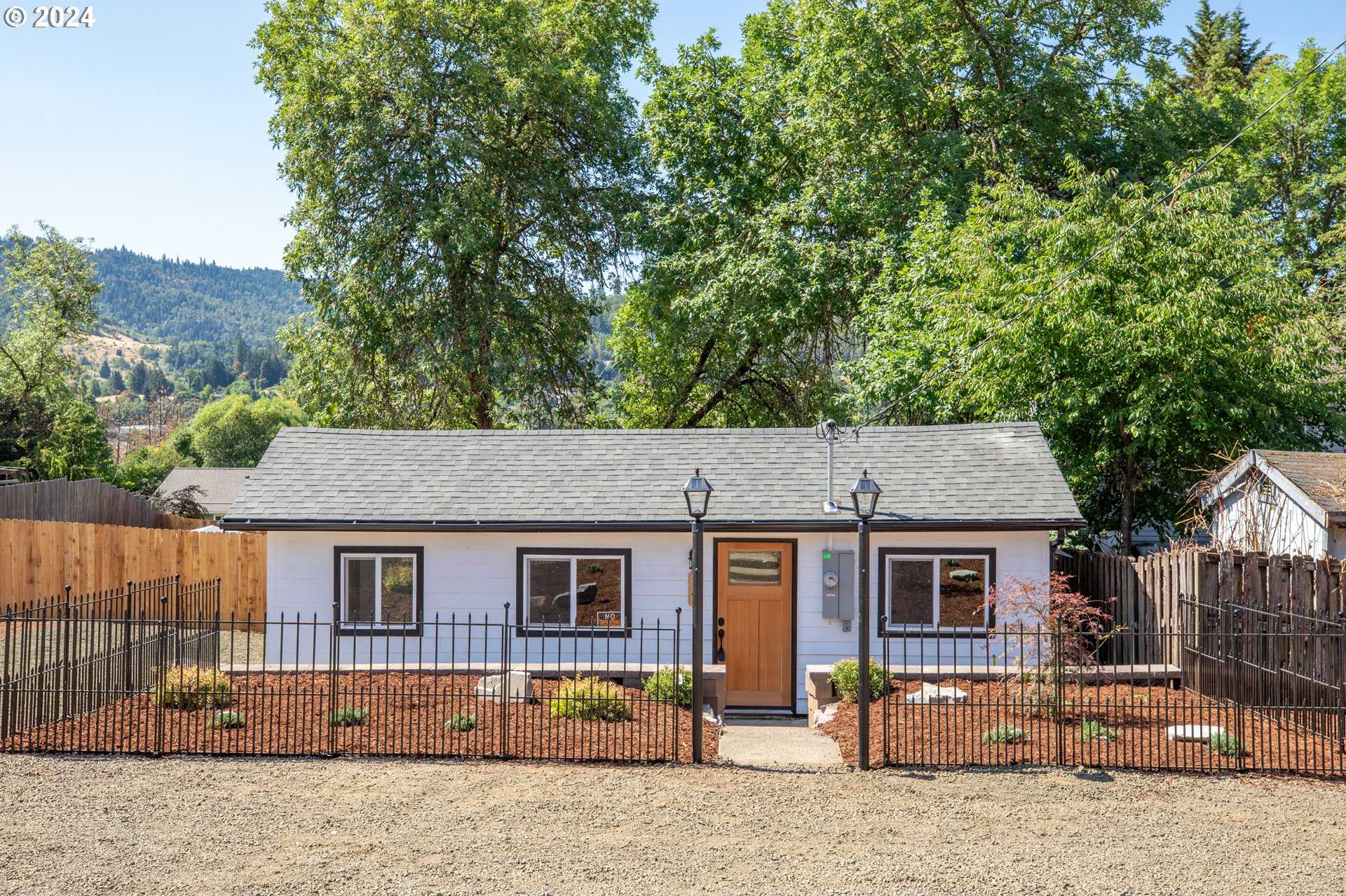 photo 1: 2149 NE MALHEUR AVE, Roseburg OR 97470