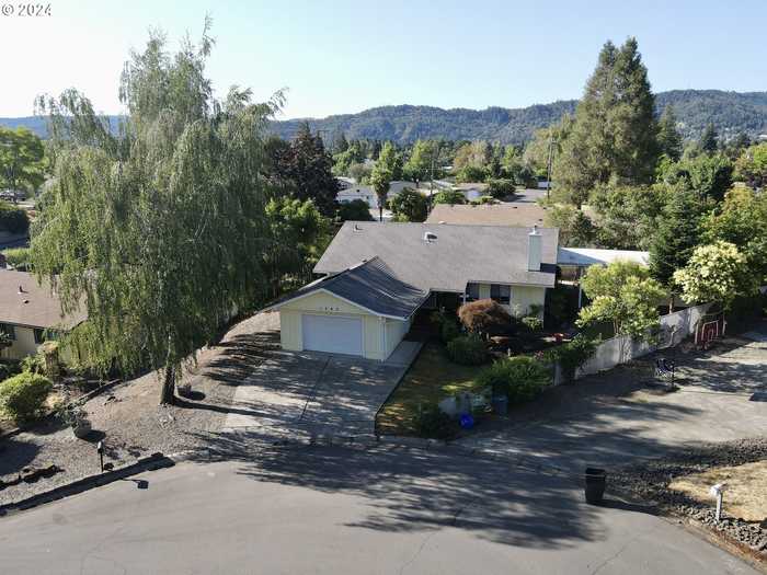 photo 2: 1543 NW RANDALL CT, Roseburg OR 97471