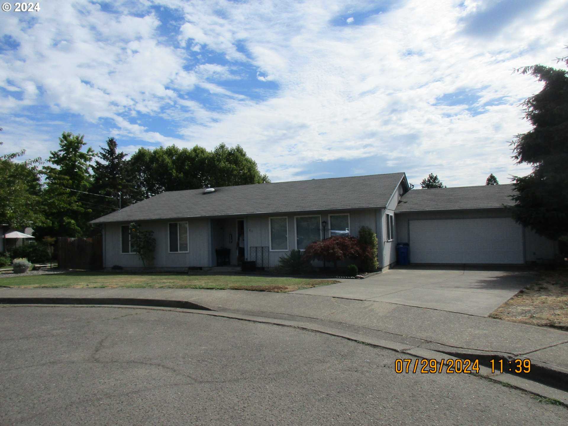 photo 2: 211 NW PLUM AVE, Winston OR 97496