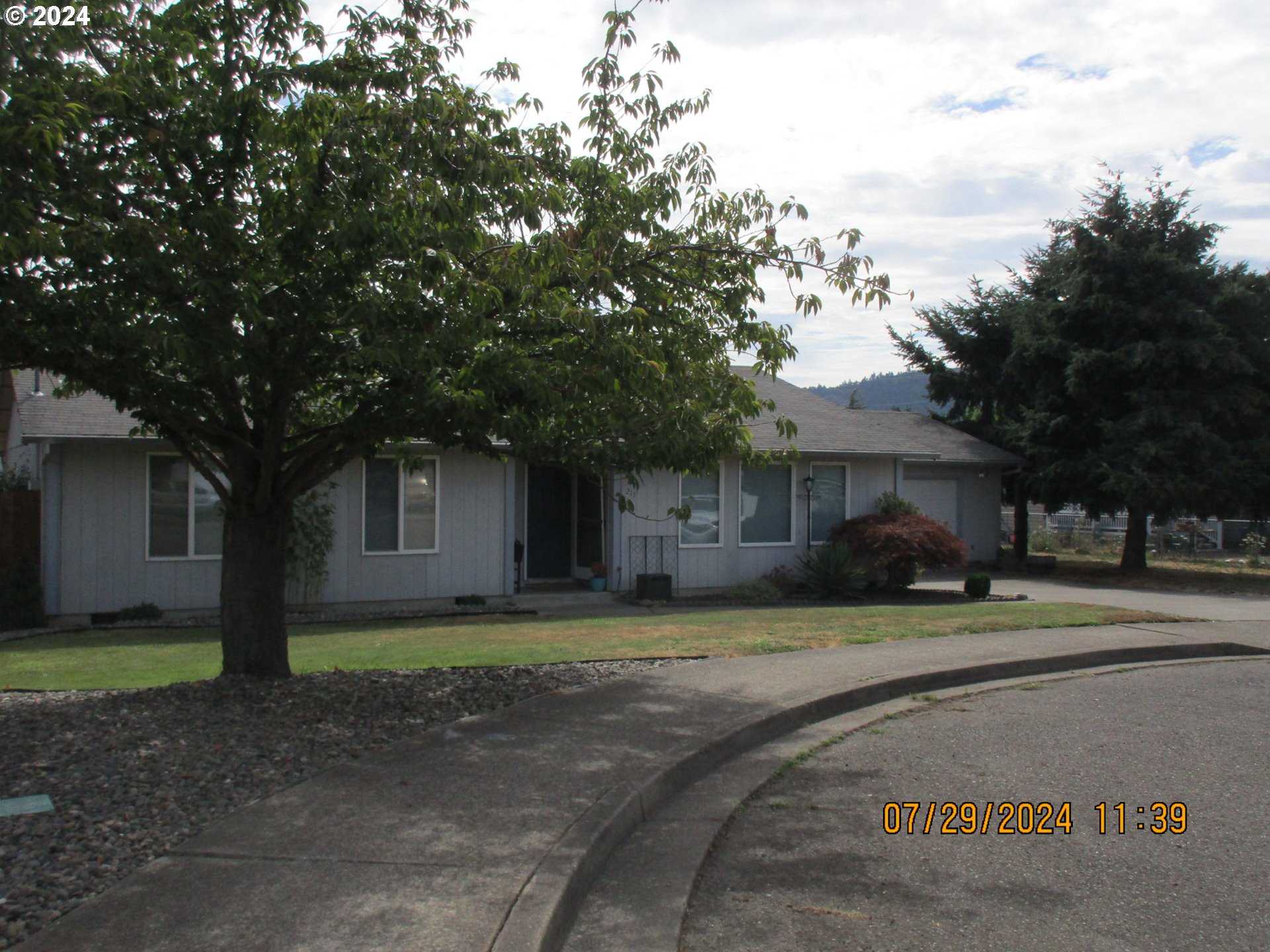 photo 3: 211 NW PLUM AVE, Winston OR 97496