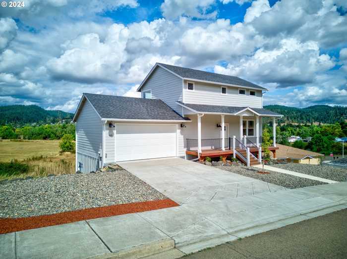 photo 1: 835 FOREST HEIGHTS ST, Sutherlin OR 97479