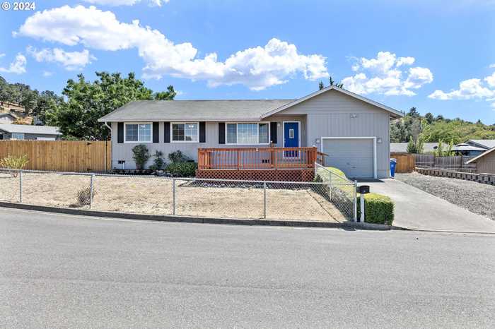 photo 1: 141 KEELER CT, Roseburg OR 97471