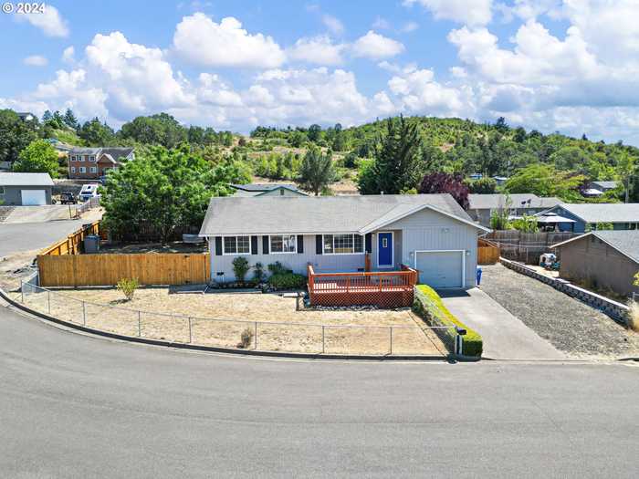 photo 2: 141 KEELER CT, Roseburg OR 97471