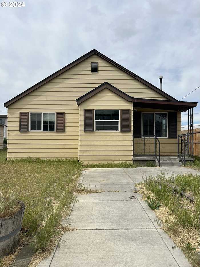 photo 1: 755 E NEWPORT AVE, Hermiston OR 97838