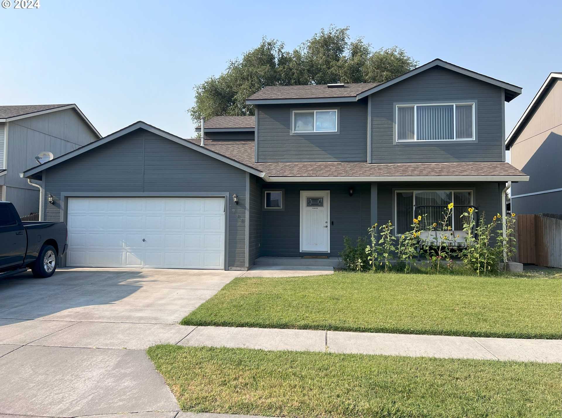 photo 1: 1333 MISTY DR, Hermiston OR 97838