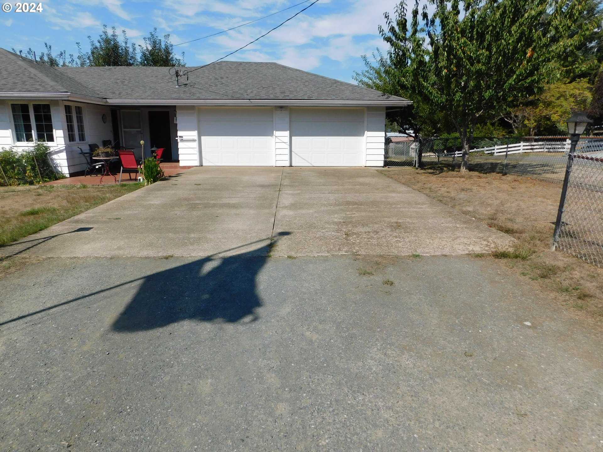 photo 3: 2343 HARRIS ST, Myrtle Point OR 97458