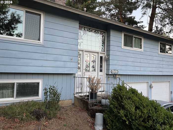 photo 1: 6423 SE HULL AVE, Milwaukie OR 97267