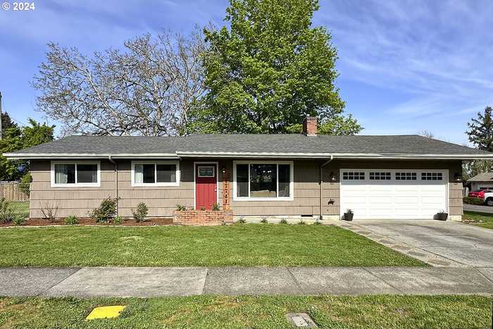 photo 1: 17741 NE MULTNOMAH DR, Portland OR 97230