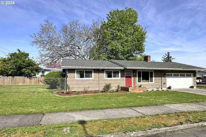 photo 2: 17741 NE MULTNOMAH DR, Portland OR 97230