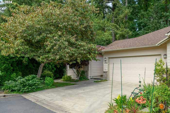 photo 2: 498 NE FIRCREST PL, Mc Minnville OR 97128