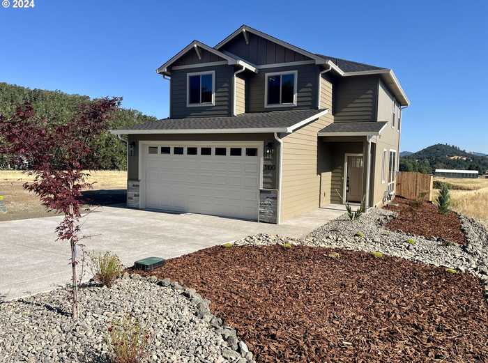 photo 2: 3100 ROSEMARY AVE, Roseburg OR 97471