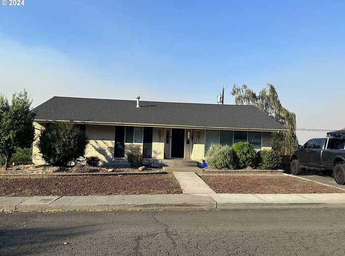 photo 1: 115 E 13TH ST, The Dalles OR 97058