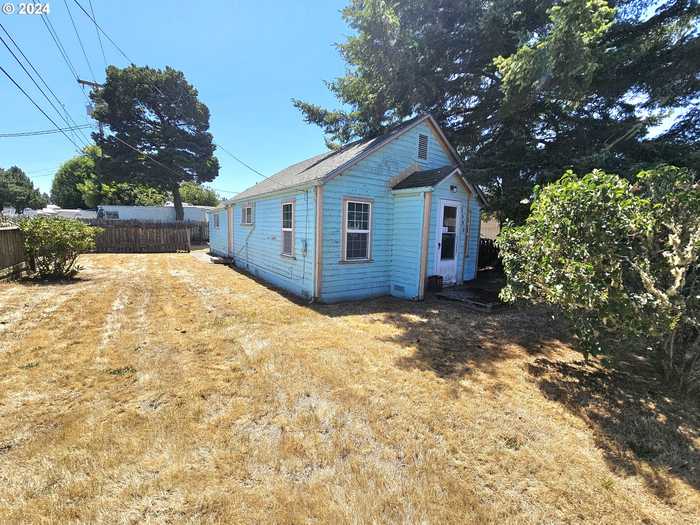 photo 1: 1590 10TH ST, Florence OR 97439