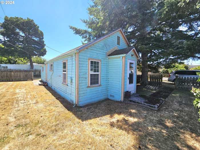 photo 2: 1590 10TH ST, Florence OR 97439