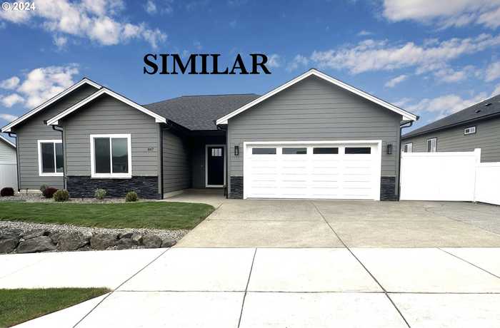 photo 1: 944 Medina AVE, Sutherlin OR 97479