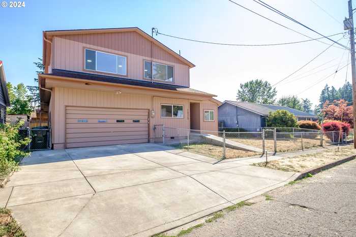 photo 1: 1875 GRAPE ST, Sweet Home OR 97386