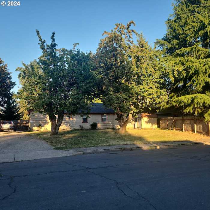 photo 2: 4240 SW 197TH AVE, Beaverton OR 97078