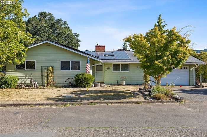 photo 1: 613 E SUNSET CT, Newberg OR 97132