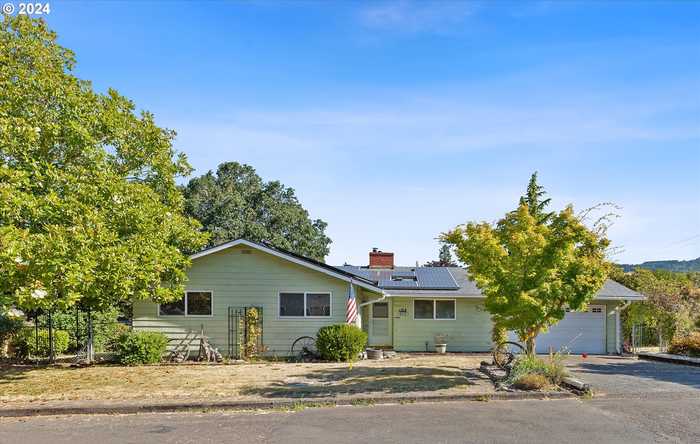 photo 2: 613 E SUNSET CT, Newberg OR 97132