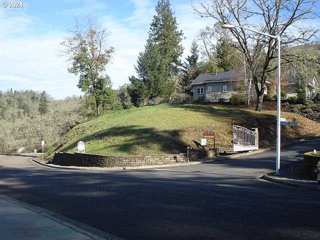 photo 1: 1710 NE REAGAN DR, Roseburg OR 97470