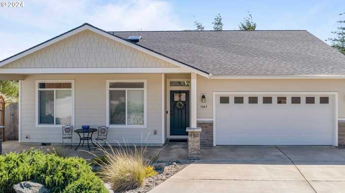 photo 1: 1107 NAUTICAL CT, Coos Bay OR 97420