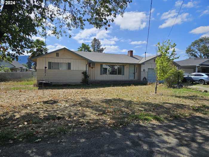 photo 1: 520 NW TUMLIN AVE, Winston OR 97496