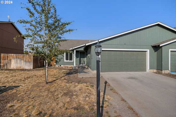 photo 1: 970 SE KIERRA PL, Madras OR 97741