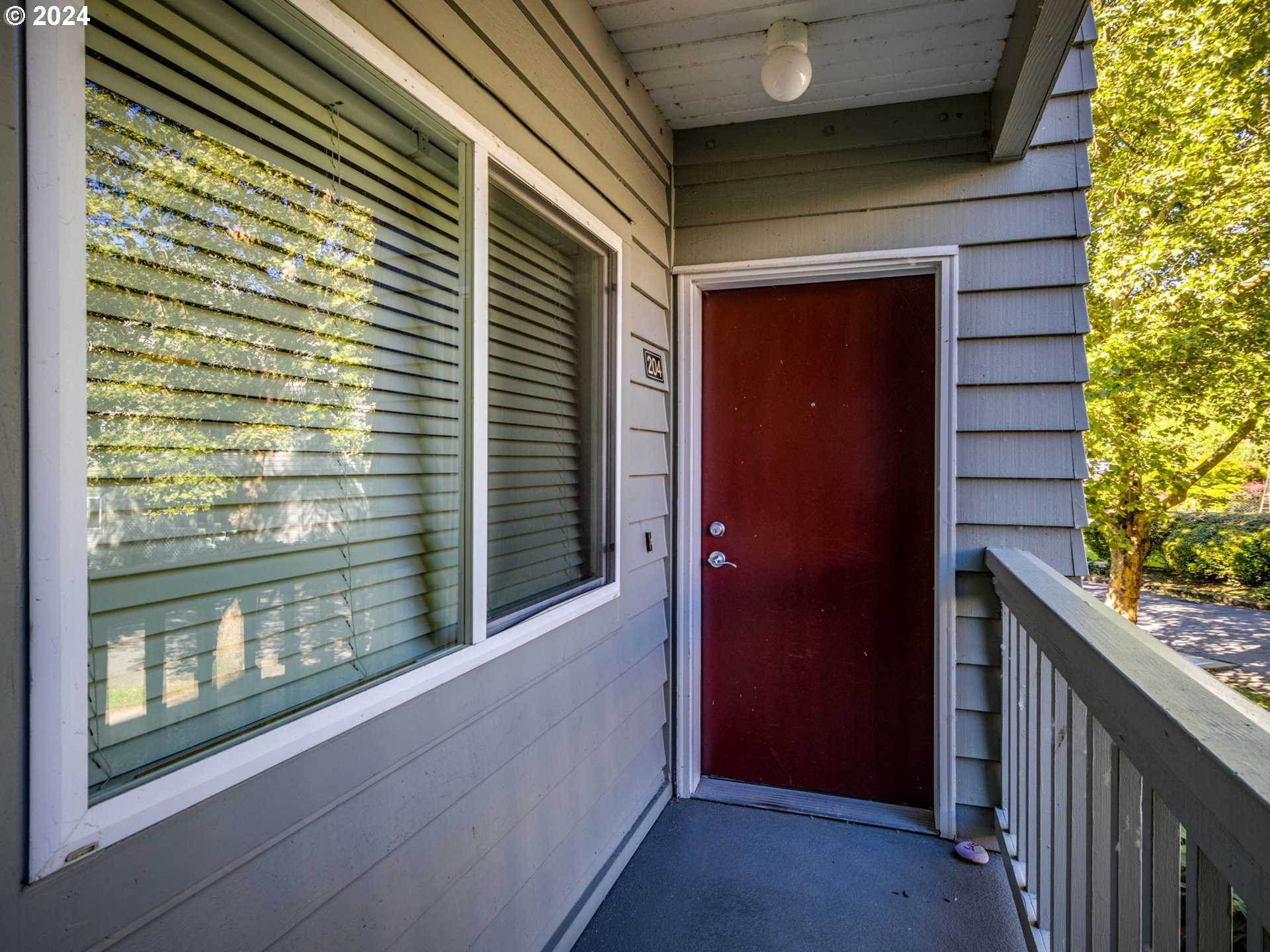 photo 3: 4990 S LANDING DR Unit 204, Portland OR 97239